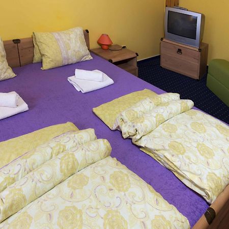 Hostinec U Zlate Lipy Noviny pod Ralskem Exteriör bild